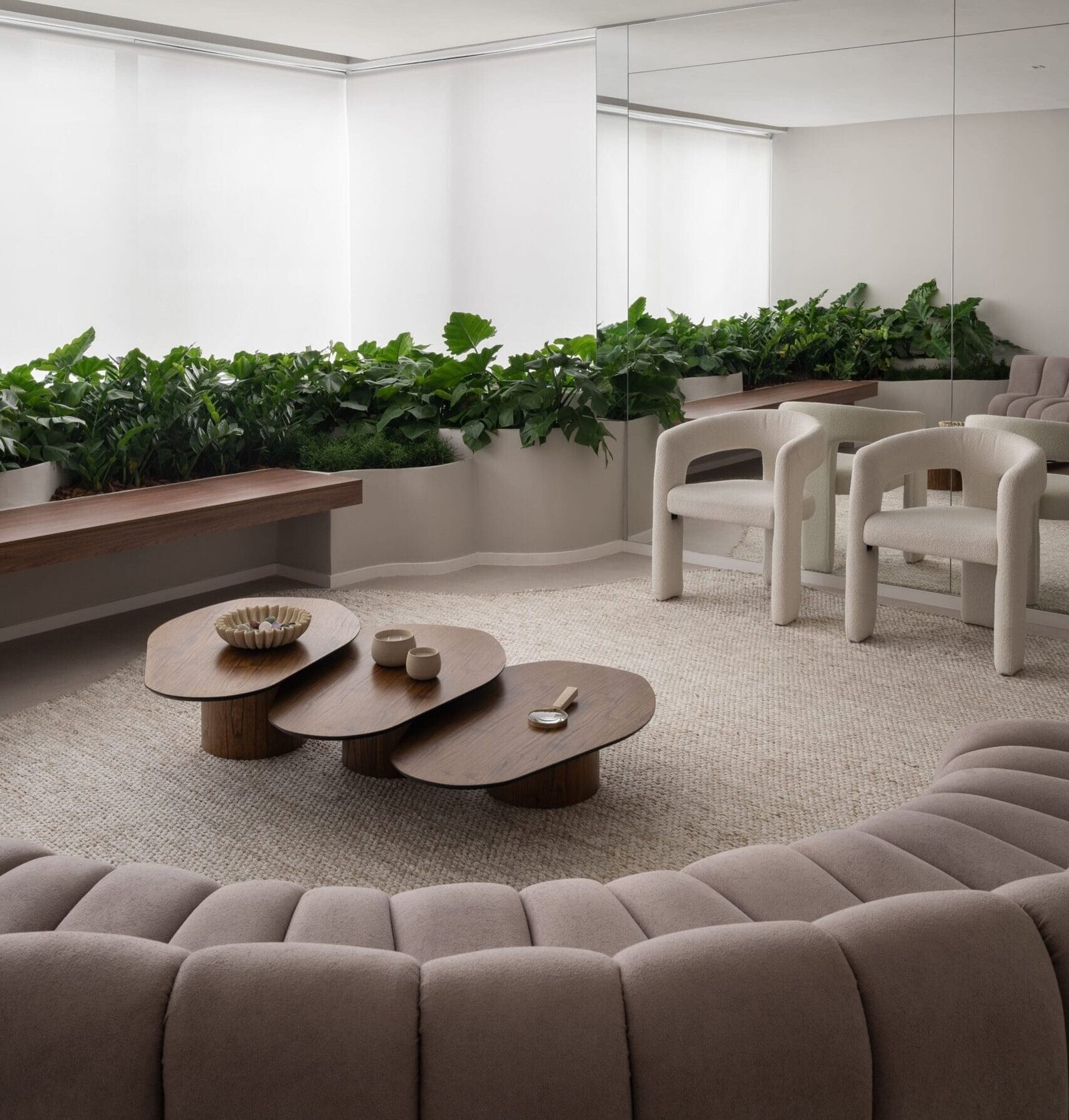 Recepção da OÁS Jardins com poltronas e sofás em tons claros